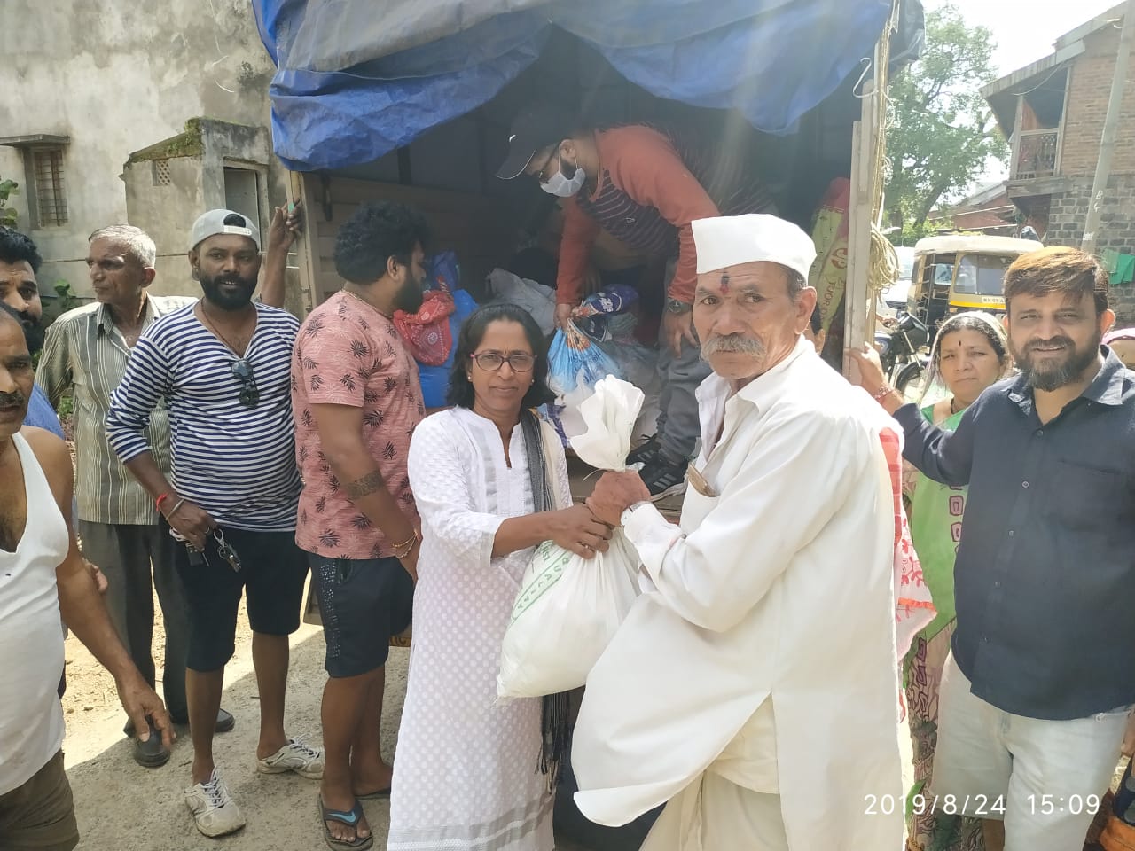 महाराष्ट्र के कोल्हापुर , सांगली , राएगढ़ (महाड़ ) अदि जिलों में आई प्रलय करी  बाढ़ में मुंबई पदाधिकारियों दवरा वितरित की जा रही राहत  सामग्री 